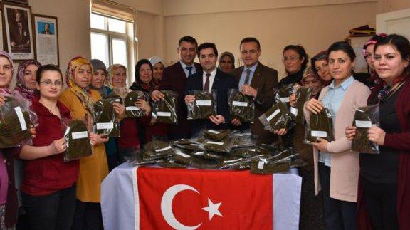 İlçe Milli Eğitim Müdürlüğümüz ve Halk Eğitim Merkezi Koordinasyonuyla Yapılan ´´İp Bizden Örmesi Sizden´´ Projemiz Kapsamında Örülen Atkı ve Berelerin Tamamı Afrin´de Zeytin Dalı Harekatı Kapsamında Görev Yapan Askerlerimize Gönderildi
