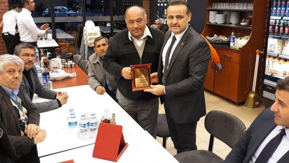 Emekliye ayrılan Cengiz Topsoy ve tayini çıkan Muammer Çiftçi için veda yemeği düzenlendi.