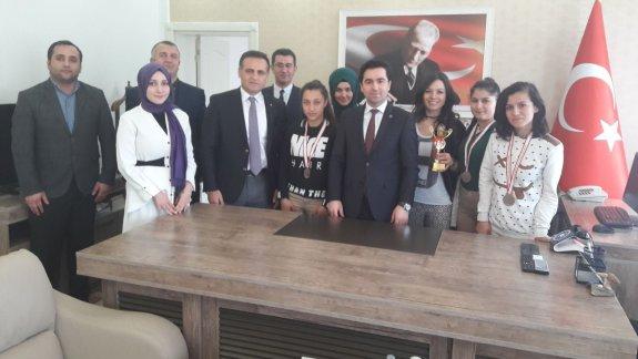 İlimizde Düzenlenen Dart Turnuvasında Üçüncü Olan Çok Programlı Anadolu Lisesi Öğrencileri İlçe Milli Eğitim Müdürümüzü ve Kaymakam Beyi Ziyaret Etti
