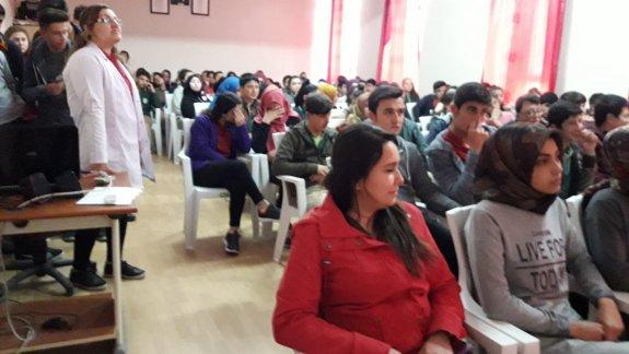 İlçemizde İlk, Orta ve Lise Öğrencilerine Yönelik Kırım-Kongo Kanamalı Ateş(KKKA) Hastalığı Konusunda Seminer Verildi.