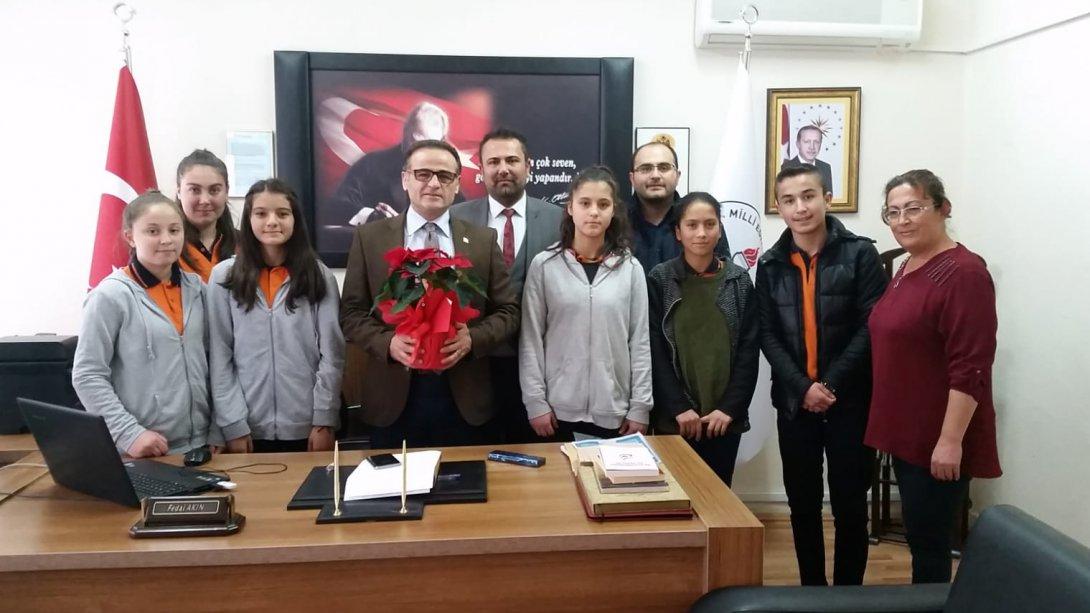 Cumhuriyet İlk/Ortaokulu İdarecileri ve Öğrencilerinden İlçe Milli Eğitim Müdürümüz Sayın Fedai AKIN´a Öğretmenler Günü Süprizi