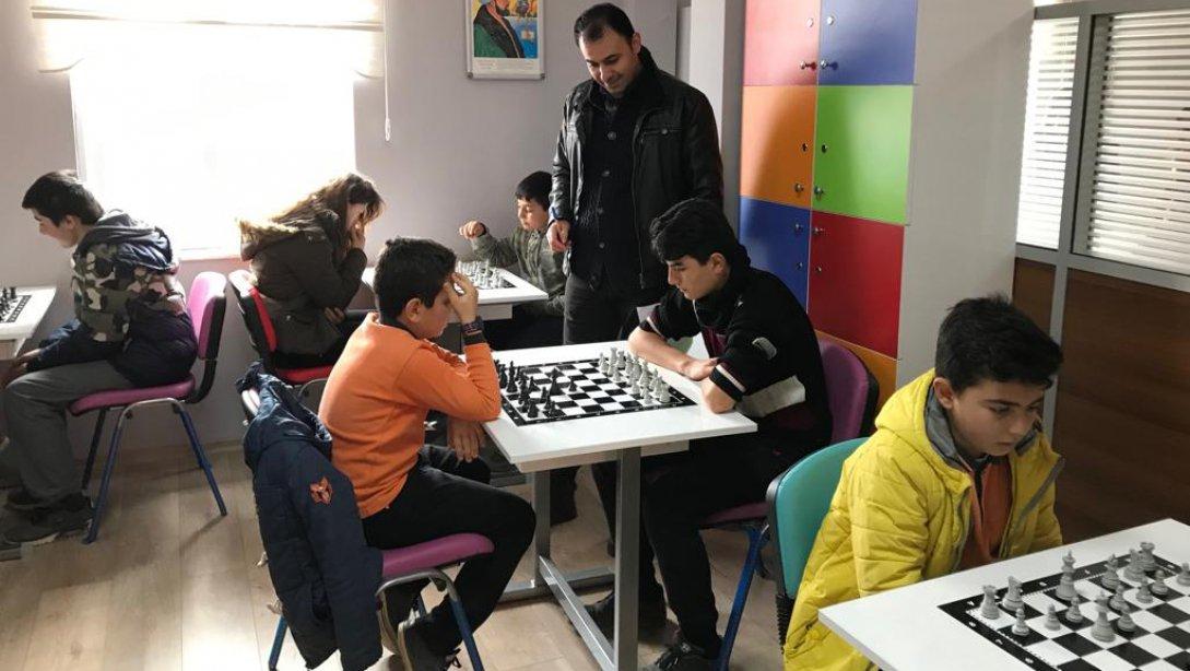 İlçemiz Öğrencileri ve Öğretmenleri Arasında Satranç Turnuvaları Gerçekleştirildi.