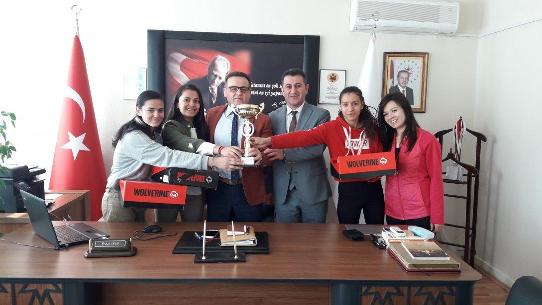 İlçemiz Kız Dart Takımı İlçe Milli Eğitim Müdürümüz Fedai AKIN´ı Makamında Ziyaret Etti.