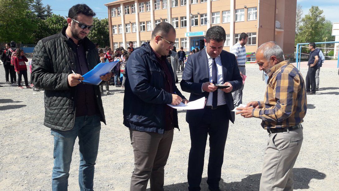 İlçe Milli Eğitim Şube Müdürümüz Serkan AKPINAR Başkanlığında İlçemiz Temel Eğitim Taşımalı Servis Araçlarının Denetimi Yapıldı