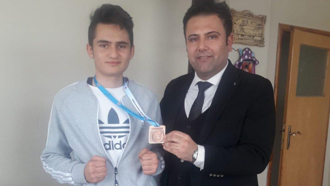 İlçe Milli Eğitim Müdürümüz Sayın Yıldıray DOĞAN, Wushu Avrupa Şampiyonası'nda derece yaparak, Avrupa 3.sü Olan Öğrencimiz Yüksel YURT 'u Evinde Ziyaret Etti.