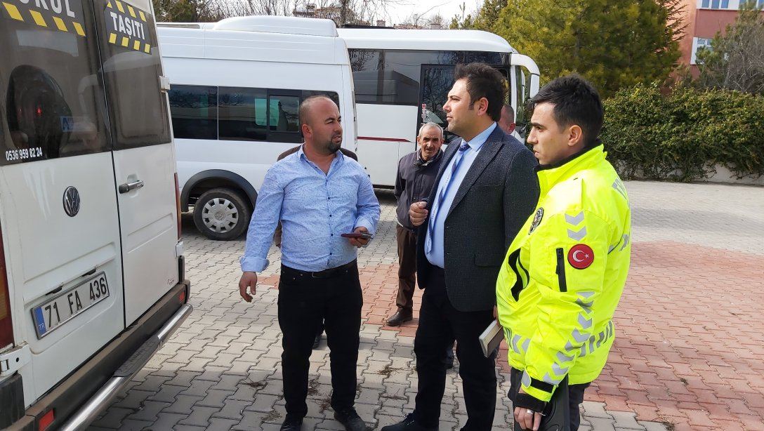 İlçe Milli Eğitim Müdürümüz Sayın Yıldıray DOĞAN Başkanlığında İlçemiz Ortaöğretim Taşımalı Servis Araçlarının Denetimi Yapıldı.