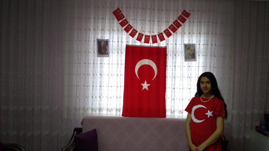 Evlerin Pencereleri, Sınıf Pencereleri Gibi Süsleniyor.