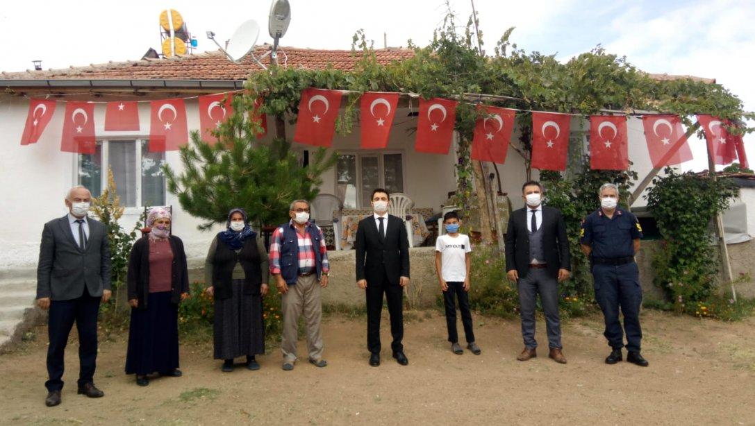 ''Uzak da Olsa Eğitime Engel Yok'' Projesi Kapsamında Sayın Kaymakamımız Mehmet Yasin ERKAN ve İlçe Millî Eğitim Müdürümüz Yıldıray DOĞAN Üç Aileyi Ziyaret Ettiler